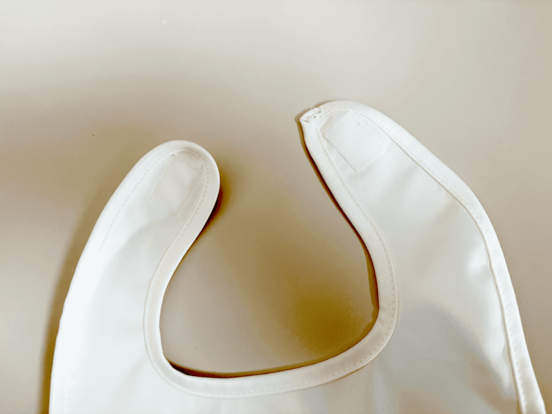 西松屋　お食事エプロンレビュー　マジックテープ